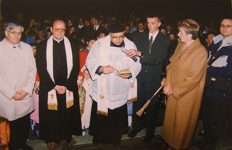 parafia polskokatolicka 1_96.jpg - Rok 2002 - 10 X. Nadanie szkole w Łękach Dukielskich imienia JPII, z udziałem ks. prob. Romana Jagiełły